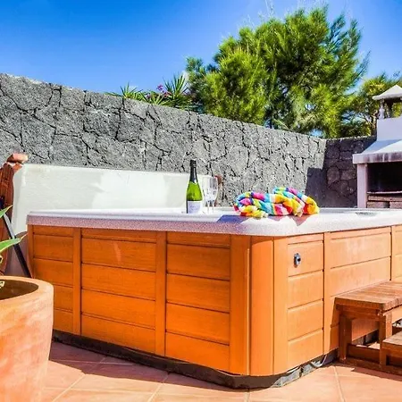 Вилла Puerto Del Carmen Sleeps 8 Pool Wifi *