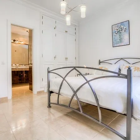 Вилла Puerto Del Carmen Sleeps 8 Pool Wifi Пуэрто дель Кармен